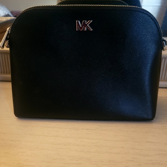 Michael Kors Handbags - Micheal Kors Crossbody bag